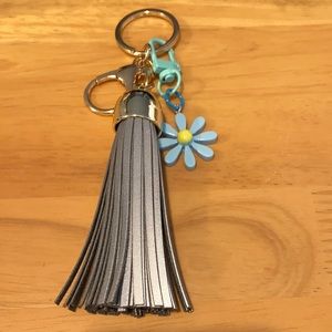 Reflective tassel keychain with daisy charm